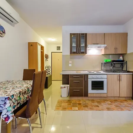 Апартаменты With Terrace Паг